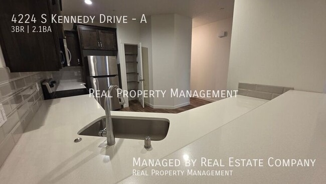 Building Photo - 4224 S Kennedy Dr