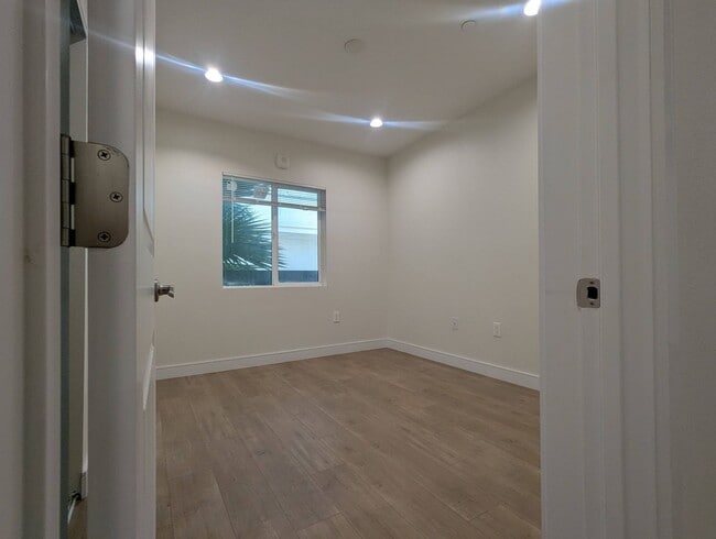 Building Photo - 14411 Vanowen St