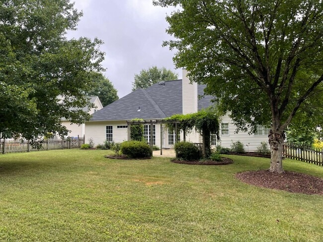 Building Photo - Three Bedroom Ranch Home With Deeded Boat ...