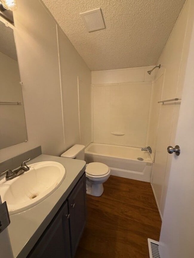 Building Photo - 3 Bedroom 2 Bath home contact Property Pros Property Management