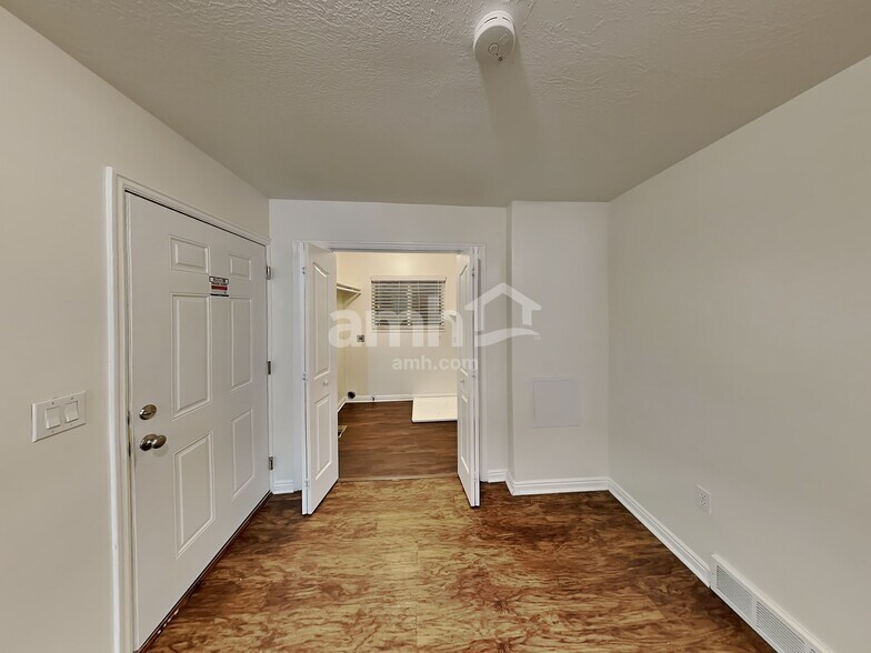 Building Photo - 1074 E 3250 N