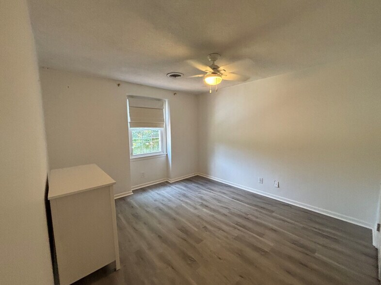 Building Photo - 723 Sir Walter Cir