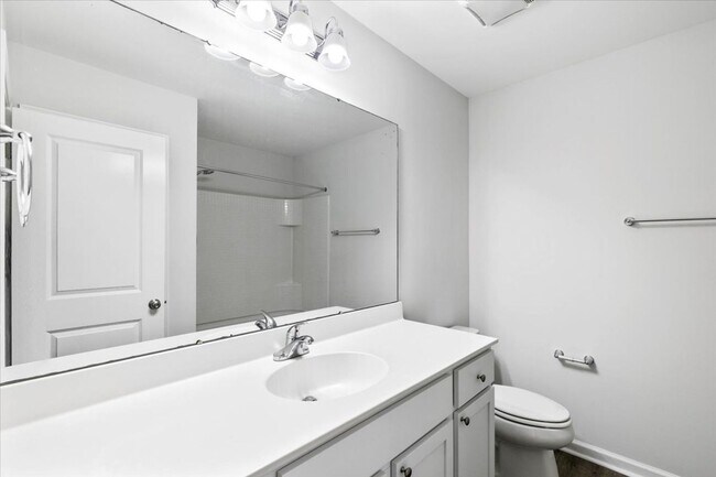 Building Photo - The Commons Stunning Townhome - 3 Bed 2.5 ...