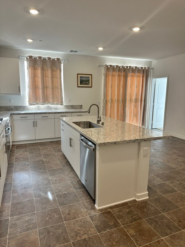 Building Photo - 2752 Lake Mendoza St