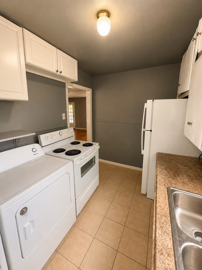 Building Photo - Alamo Heights Townhome