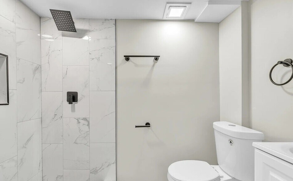 Building Photo - 11011 W Roosevelt Rd