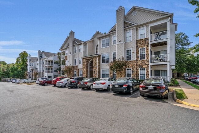 Building Photo - Luxurious 2 Level 2 Bedroom + Den 3 Bathro...