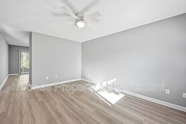 Building Photo - 905 Chimneys Ln