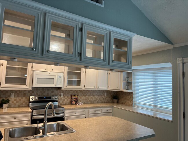 Building Photo - 10909 Glenwolde Dr