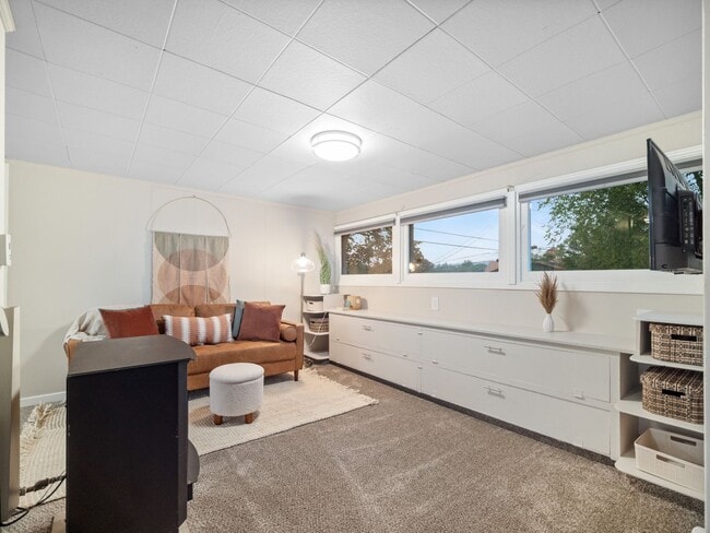 Building Photo - Boho Chic Loft (Furnished)