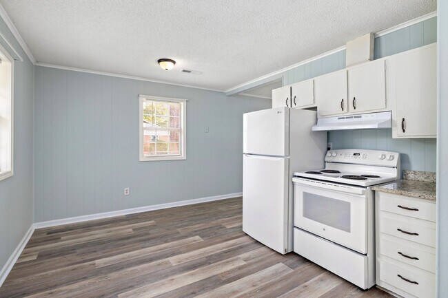 Building Photo - 3640 Lindella Rd