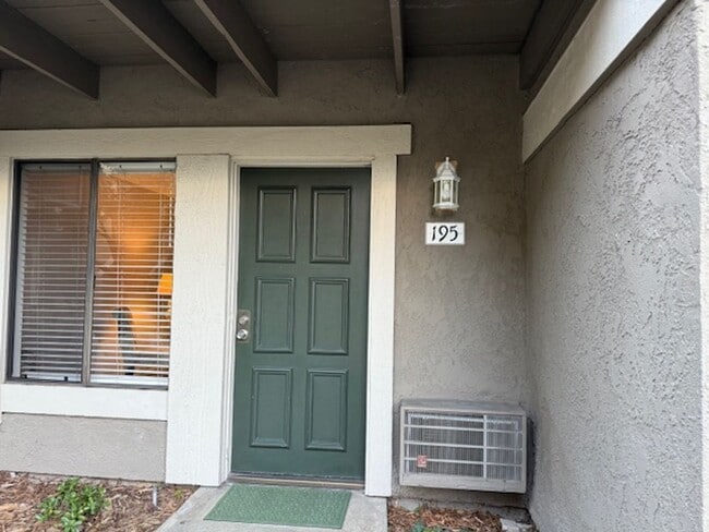 Building Photo - Irvine 2 bedroom with Upgrades