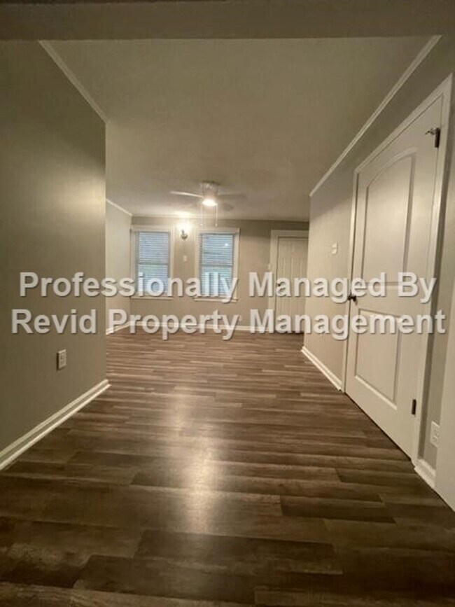 Building Photo - *FIRST MONTH RENT FREE* Freshly Renovated ...