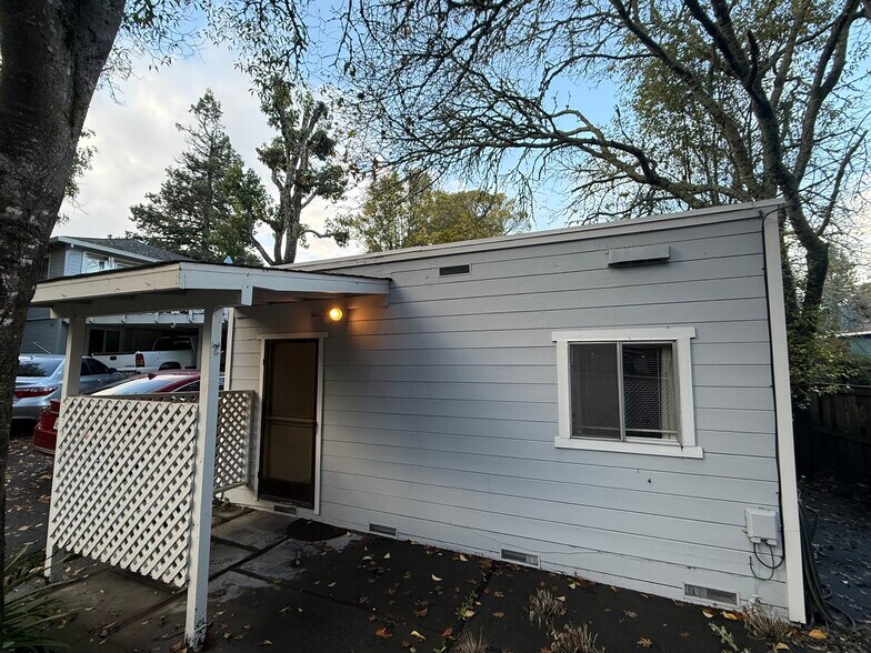 Exterior (front) - 7812 Lynch Rd