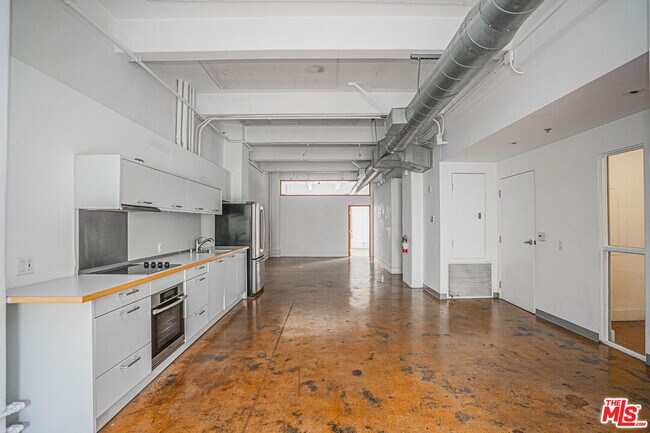 Building Photo - 812 S Spring St