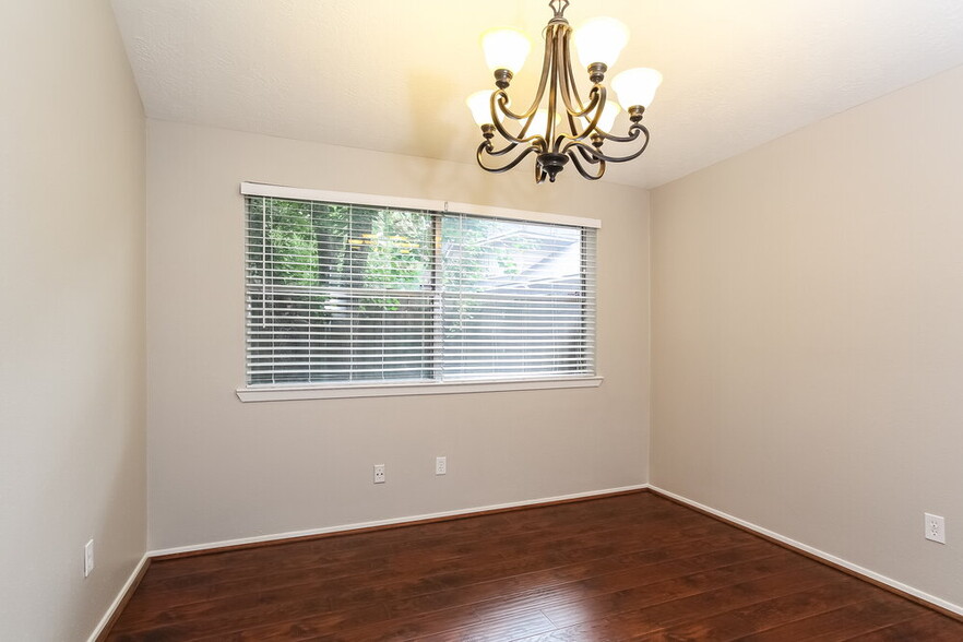 Building Photo - 9215 Grandview Park Dr