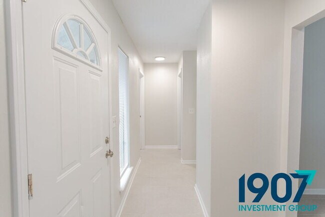 Building Photo - Stunning 3-Bedroom Home with Dramatic Vaulted Ceilings and Loft in OKC!