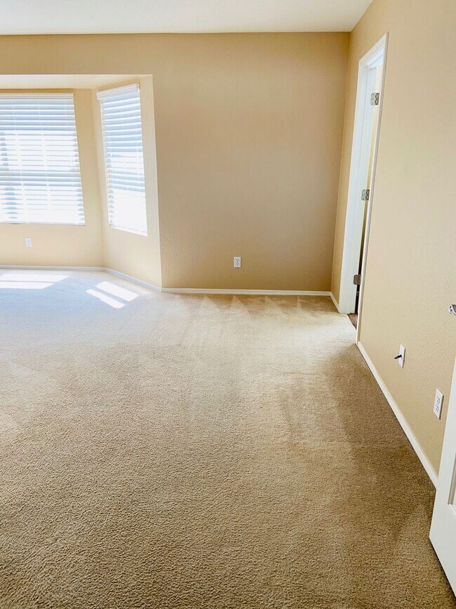 Building Photo - 5 bedroom 3 bath Remolded home Ready to move in!