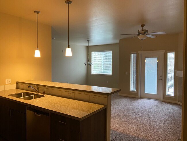 Building Photo - Cozy 2 Bedroom 1 Bath with new carpet!