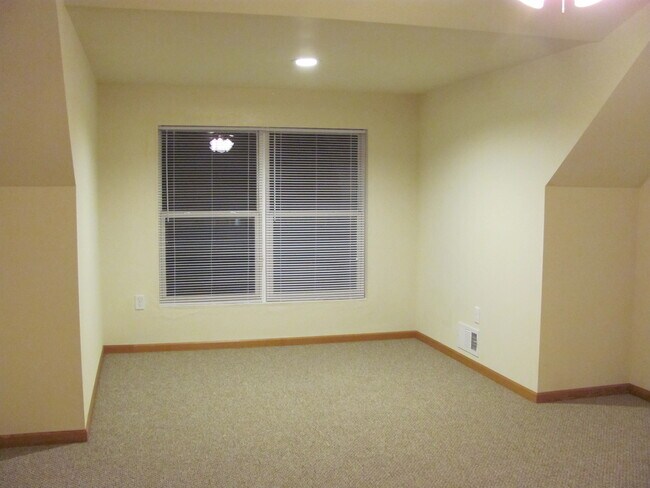 Building Photo - 2423 Parkfield Dr