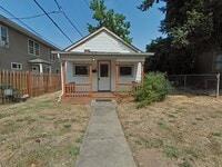 Building Photo - 1 Bedroom House ~ Close to Campus