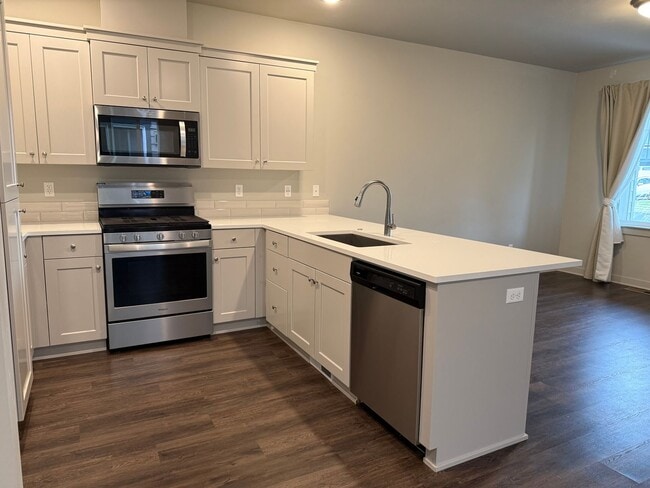Building Photo - Beautiful 3 Bed/2.5 Bath Townhome - NE Bend