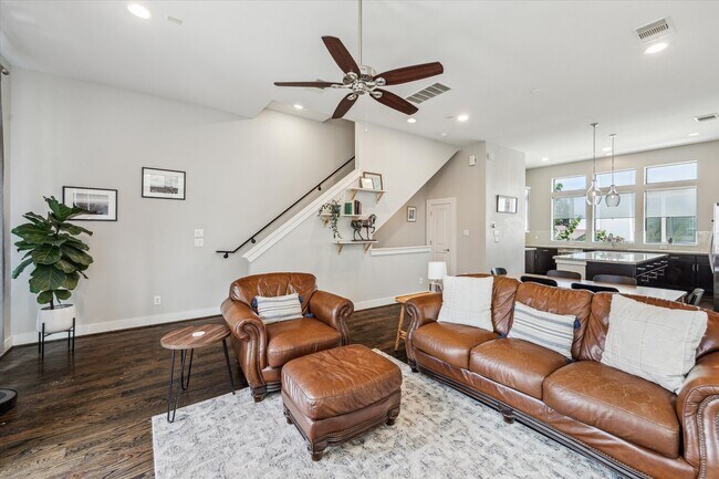 Building Photo - 2118 Sabine St