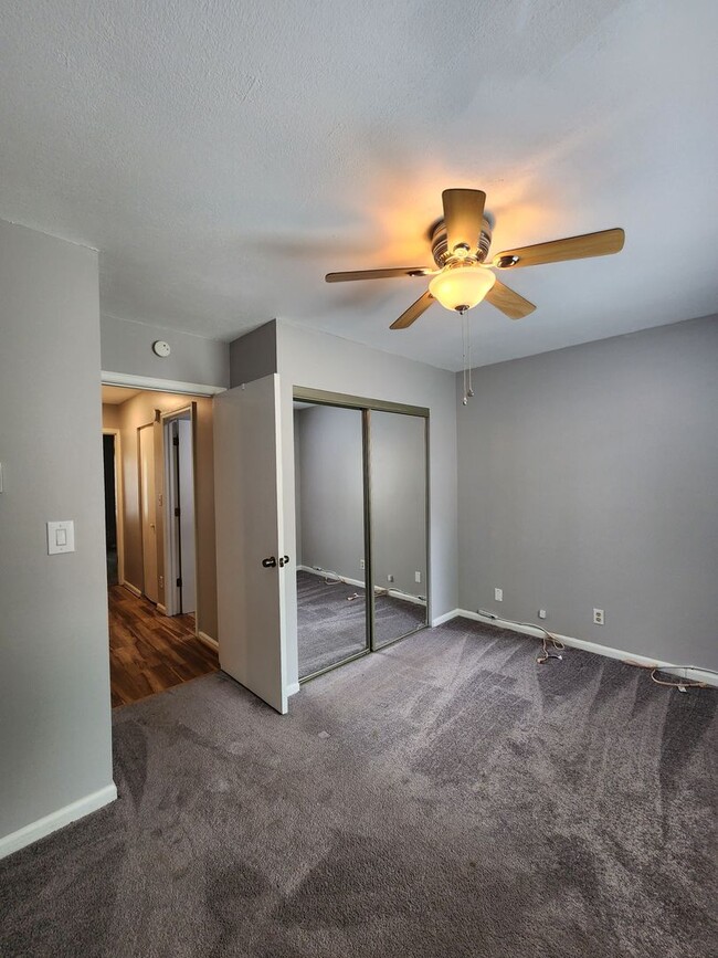 Building Photo - Black Mountain Rental!