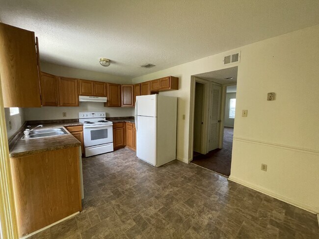 Building Photo - Townhouse For Rent