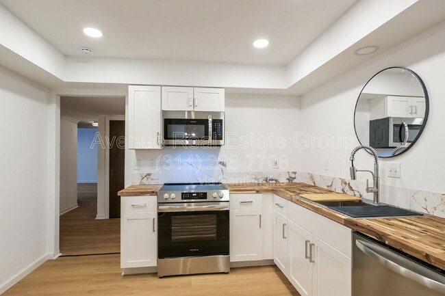 Building Photo - 590 Sarah Ln