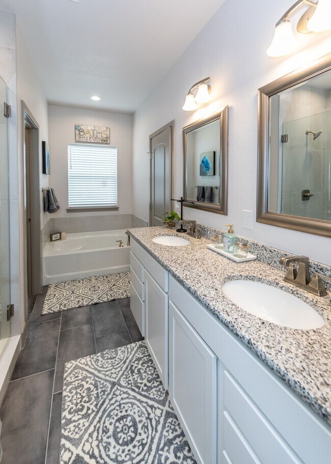 Building Photo - 2 Bedroom Luxury townhome