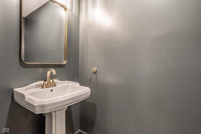 Building Photo - 108 W Main St