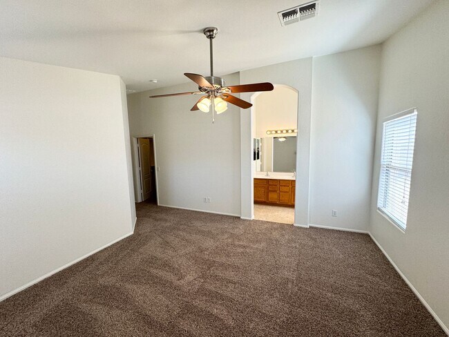 Building Photo - Fantastic 4 Bedroom/2 Bath Single Level Ho...