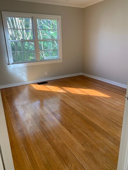 Building Photo - 111 Ellinor St