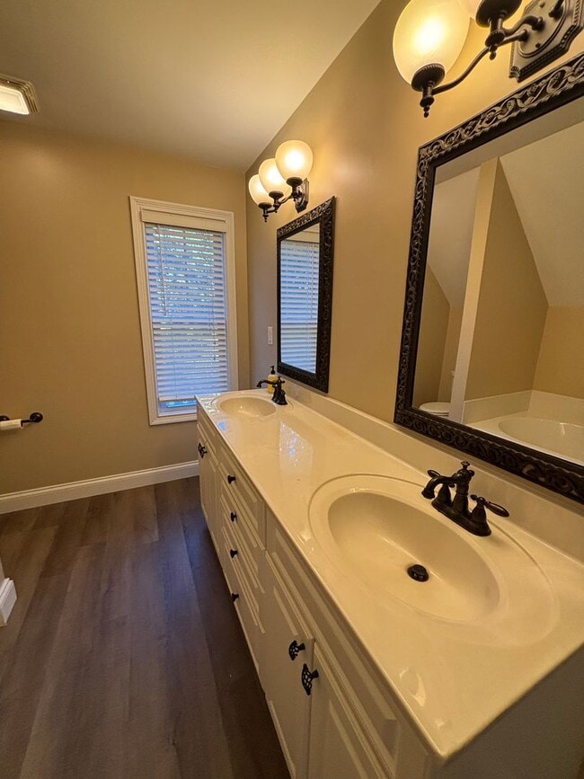 Building Photo - Freshly Renovated Dollhouse in Maryville!!