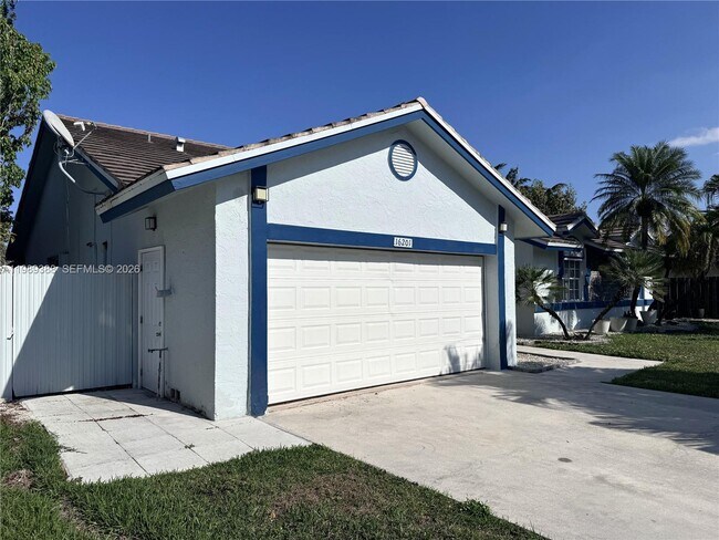 Building Photo - 16201 SW 144th Ct