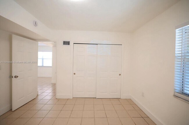 Building Photo - 16117 NE 19th Ct