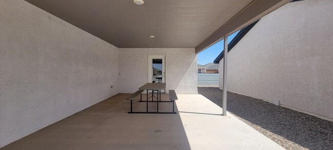 Building Photo - NEWER LUXURY ONE BEDROOM APARTMENT FULLY FURNISHED