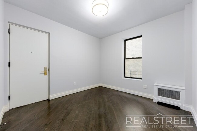 Building Photo - Huge Renovated 3 Bed 2 Bath Classic 6 in B...
