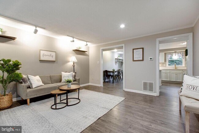 Primary Photo - 5420 King Arthur Cir