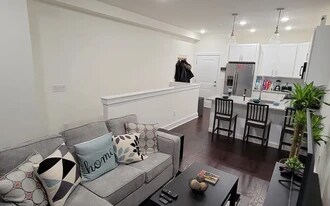 Building Photo - 512 W Montgomery Ave