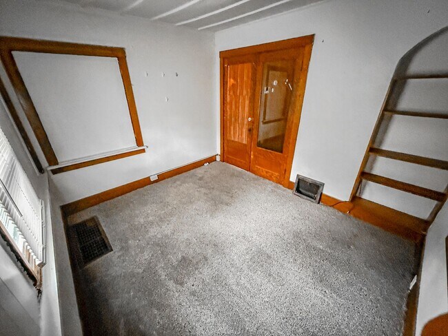 Building Photo - SE - Main &amp; 23rd St N