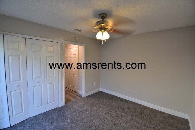Building Photo - Spacious 3 bedroom Villa