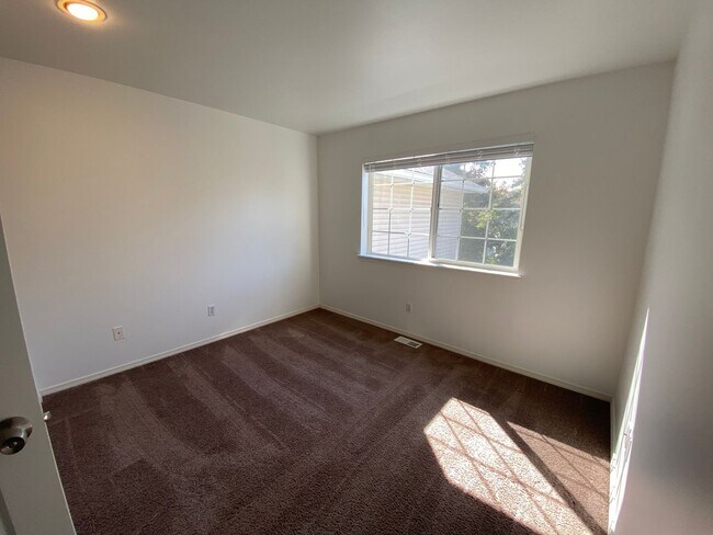 Building Photo - Spacious Townhome - Dual Master Bedrooms a...