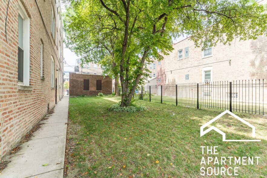 Building Photo - 1922 N Wilmot Ave