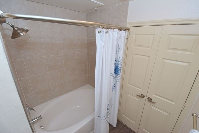 Building Photo - Convenience Meets Comfort in Houston