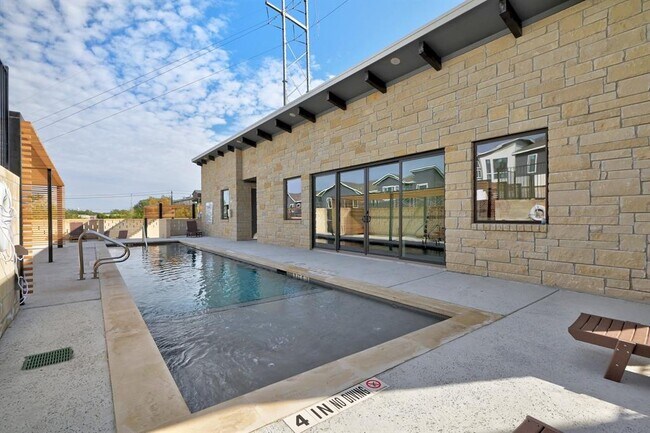 Building Photo - 2050 Lohmans Spur Rd