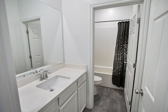Building Photo - 3 Bed Townhome At Las Vegas Blv and St. Rose Pkwy