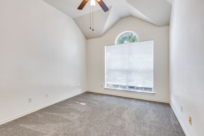 Building Photo - 8434 Golf Club Cir