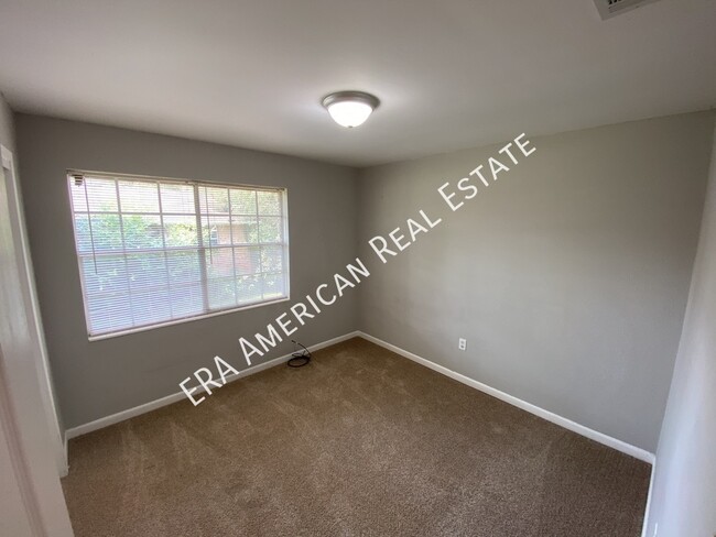 Building Photo - 1006 Pine Lake Dr